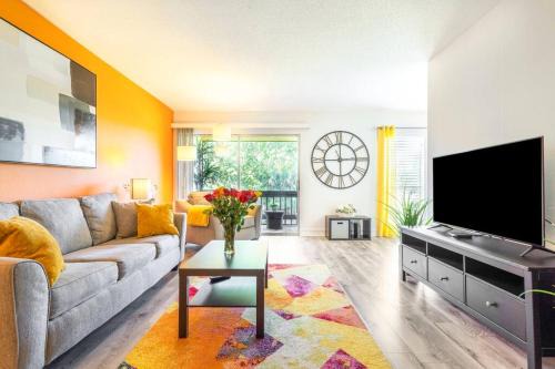 Gulf Gate Estates Apartamento | Shiny oasis with lake view