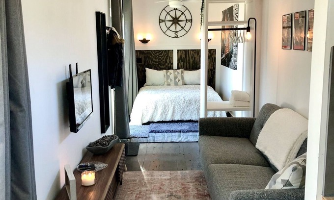 Elmo Cabina | Shipping Container Home with Waterfront View ✨ 45 min from Dallas