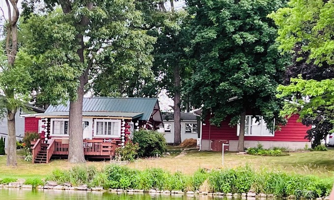 Shipshewana Cabina | Shipshewana, AmishCountry, 2 neighboring spaces. Sleeps up to 12.