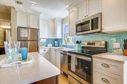 Truman Annex Casa | Shipyard Treasure by AvantStay Communal Pool Gated Community Great Location Week Long Stays