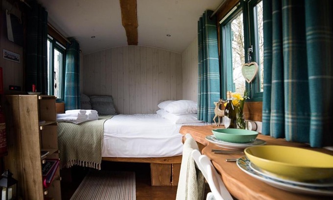Bethania Otro | Shire the Shepherd's Hut at Pentref Luxury Camping