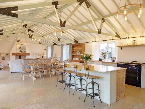 Westbourne Casa | Shires Barn Farmhouse - Westbourne