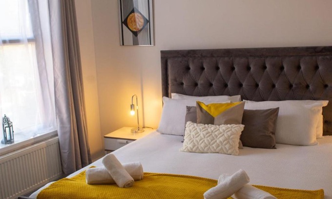 Acocks Green Casa | SHM Stays HS2 workers Great for long term stays & Short Stays, 15 min drive to City Centre & Airport 2 min walk to Shops and Train Station