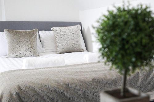 Olton Apartamento | SHM Stays Solihull HS2 NEC Airport Nr M6 M40 M42 Great for Long & Short stays 15 min walk to Train Station 5 min drive to Town Centre outside Bus Stops & Supermarket Free Parking