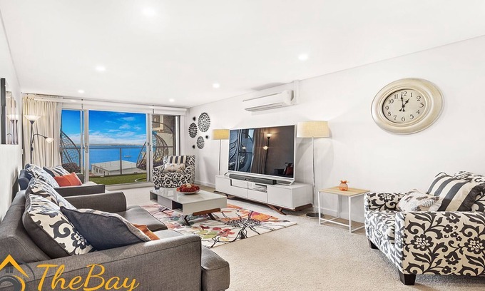 Shoal Bay Apartamento | Shoal Bay Apartment one street back from the beach with water views