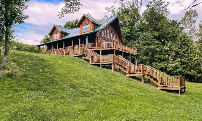 Clarkridge Casa | Shoals River Cabin- private boat dock, walk-in fishing access, sleeps 12