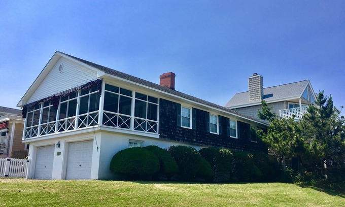 Virginia Beach Casa | Shore Beats Work - Enjoy the ocean breeze from the screened porch