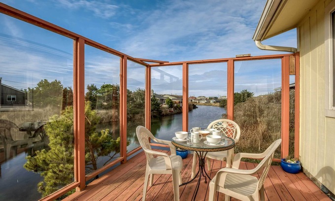 Bayshore Casa | Shore Delight: Waldport Home + Deck, Walk to Beach