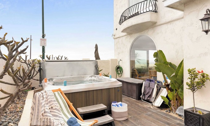 South Mission Beach Cabaña | Shoreline by Avantstay Spectacular Beachfront Home w/ Fire Pit, Spa & Pool Table