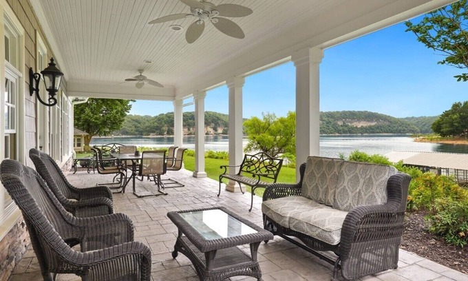 Springdale Casa | Shoreline Cottage - Direct Lake Access