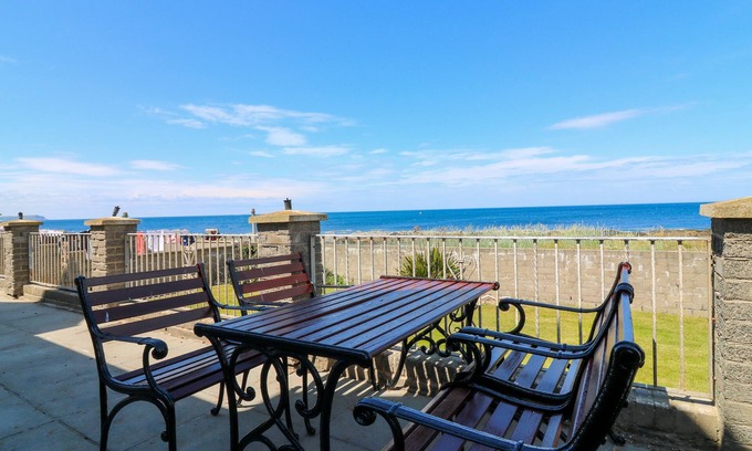Rosehearty Cabaña | SHORELINE HOUSE, pet friendly, with a garden in Rosehearty