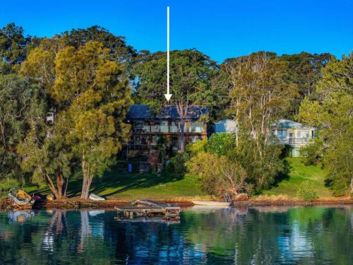 Mannering Park Casa | Shoreline Serenity Waterfront Home