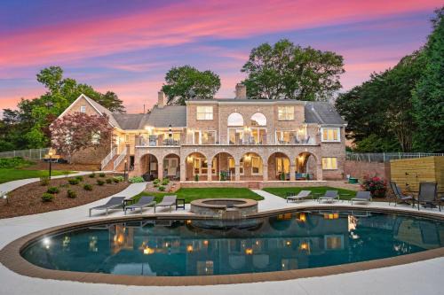Huntersville Casa | Shoreway Cove by AvantStay Waterfront Pool Dock