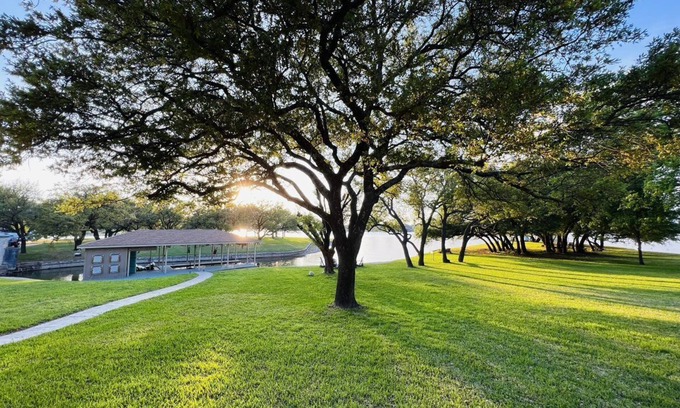 Granbury Casa | Shorhaus, Gorgeous Main Body Lake Retreat