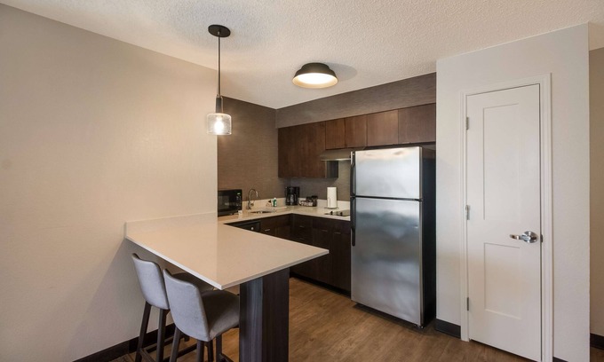 Richardson Complejo | Short drive from Addison Airport! Pet-friendly, Breakfast, Pool, Tennis Court!