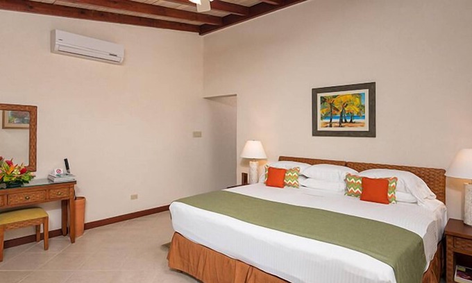 Maynards Casa | Short Drive to Godings Bay & Gibbes Beach! Modern Unit, Outdoor Pools, Parking!