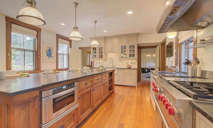 Yarmouth Port Casa | Short Drive to Gray's Beach!