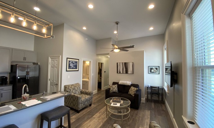 South Bend Apartamento | Estancia corta cerca de Notre Dame, perfecta para fines de semana de fútbol o viajes de negocios.