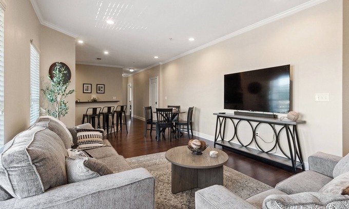 Tuscaloosa Condominio | Short walk to BD Stadium and the University. 3.5m from River Run Park.