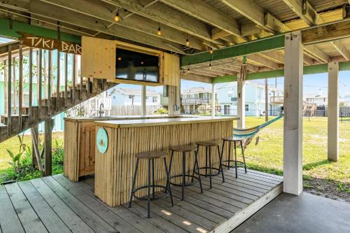 Jamaica Beach Casa | Short WALK to Beach Coffee Shop Restaurants