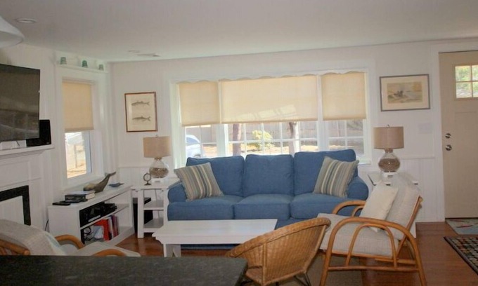 West Harwich Casa | Short walk to Earle Road Beach or Grey Neck Beach