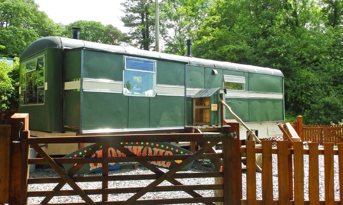 Penmaenpool Cabina | Showman's Wagon es una camioneta de feria renovada de los años 50 para dos huéspedes.
