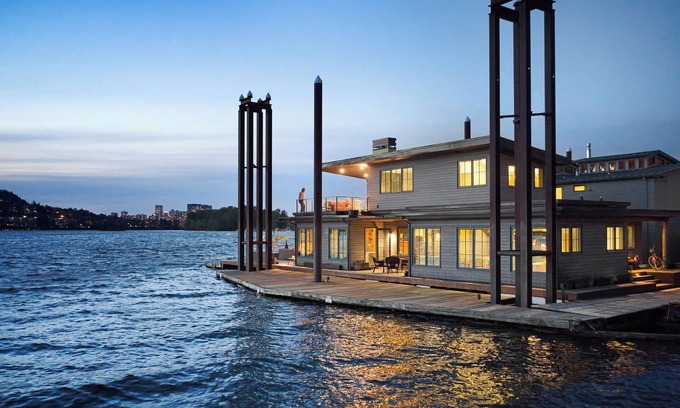 Sellwood-Moreland Alquiler De Eote | SHOWSTOPPING floating home on the Willamette River with stunning views.