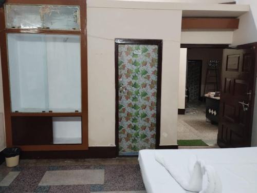 Mahmoorganj Hotel | SHREE RAMESHWAR PLAZA