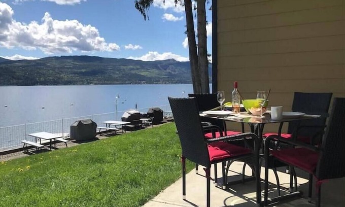 Anglemont Condominio | Shuswap Lakefront 🏖️nWeekly rental - Saturday 3pm to Saturday 12pm nNO pets