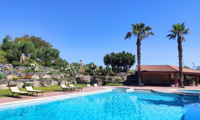 Aci Castello Apartamento | Casa tranquila en villa con gran jardín, piscina y a pocos pasos del mar.