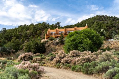 Arroyo Seco Casa | Side-by-side Adobes, 9 Mi To Taos Ski Valley