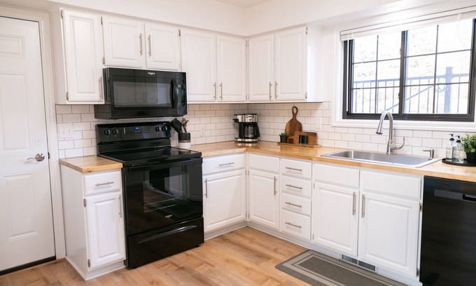 Forest Hills Condominio | Side by side duplex w/ private driveway, yard and easy access to everything