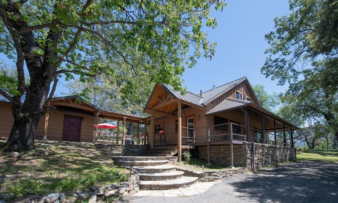 Oakhurst Casa | Sierra Base Camp