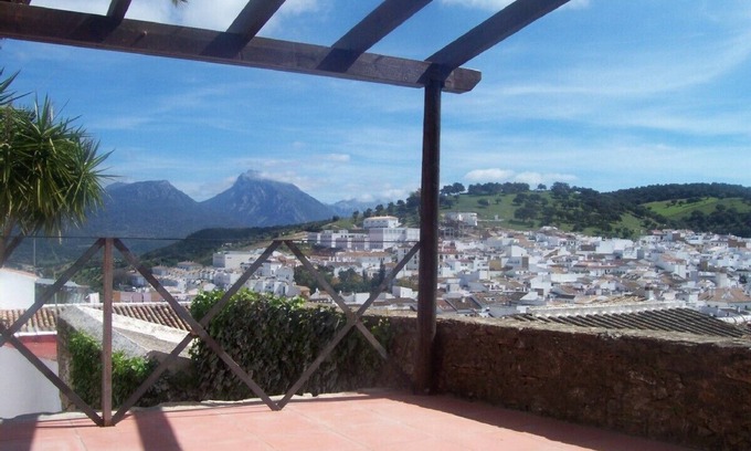 Prado del Rey Casa | Sierra de Grazalema, 2-6 personas, centro del pueblo, piscina, jardín, wifi.