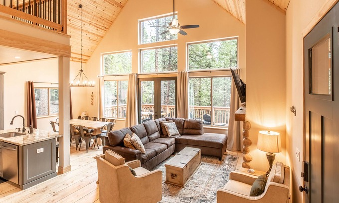 Dorrington Chalet De Esquí | Sierra Luxury Chalet - Pool Access & A/C!