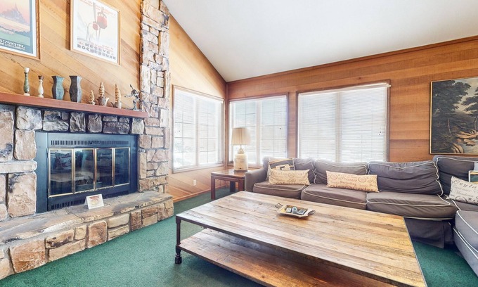 Mammoth Lakes Condominio | Sierra Megeve 8 Cozy Yet Spacious Condo, Just A Short Walk To Canyon Lodge by RedAwning