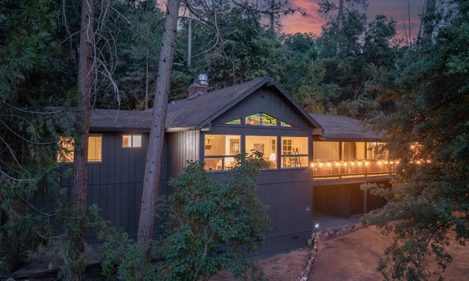 Yosemite Forks Casa | Sierra Mountain Escape! Sleeps 15 with spa and more!