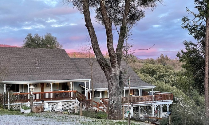 Ahwahnee Cabina | Sierra Suite - Spacious 2 queen suite with amazing views - Sierra Mountain Lodge