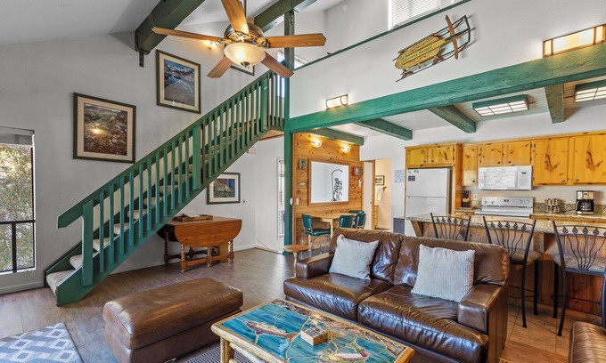 June Lake Casa | Sierra Suns 9, a townhome steps from the marina