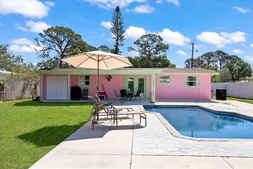 Gulf Gate Estates Casa | Siesta Key Cottage with Heated Pool