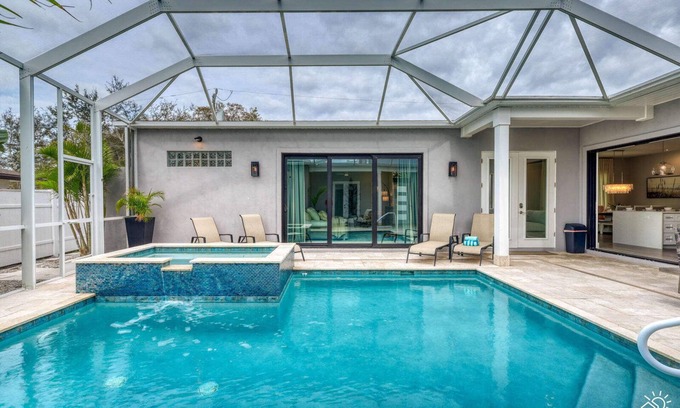 Vamo Casa | Siesta Key Modern Retreat with Heated Pool & Spa