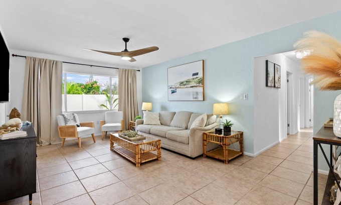 South Sarasota Casa | Siesta Vacation~10 mins to Beach & Downtown~Pet Friendly~King Bed~Fenced Yard