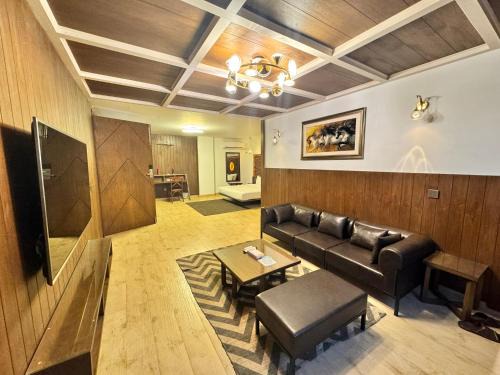 Saddar Town Hotel | Signature By Hotel Crown Inn