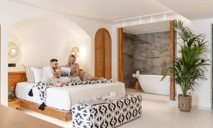 Plaka Apartamento | Signature Jacuzzi Suite Garden View