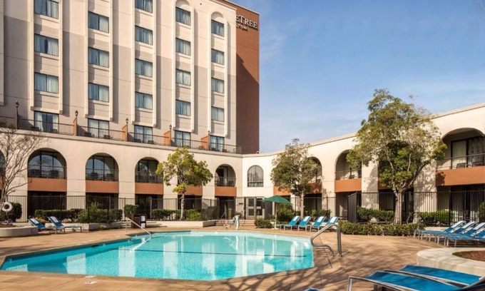 Newark Casa | Silicon Valley stays close to the freeways !!