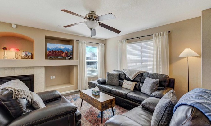 Colorado Springs Casa | Silver Lining Trails & Peaks BBQ Dog-friendly