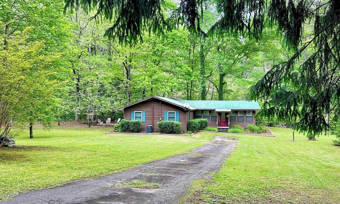 Robbinsville Casa | Silver's Snowbird Cabin