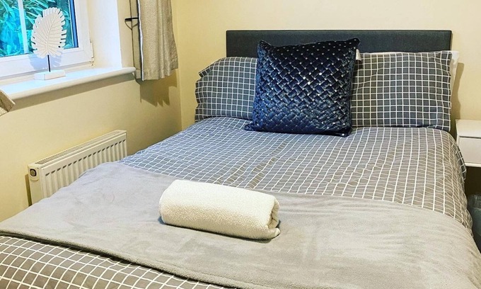 Ashby-de-la-Zouch Casa | Silver Stag Properties, Modern 3 BR Home w Parking