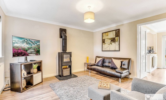 Ashby-de-la-Zouch Casa | Silver Stag Properties, 3 BR w/ Parking and Garden