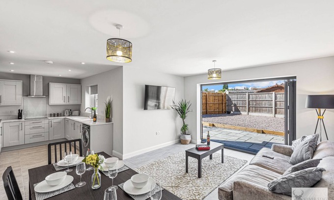 Ashby-de-la-Zouch Casa | Silver Stag, Glamorous 5 BR House